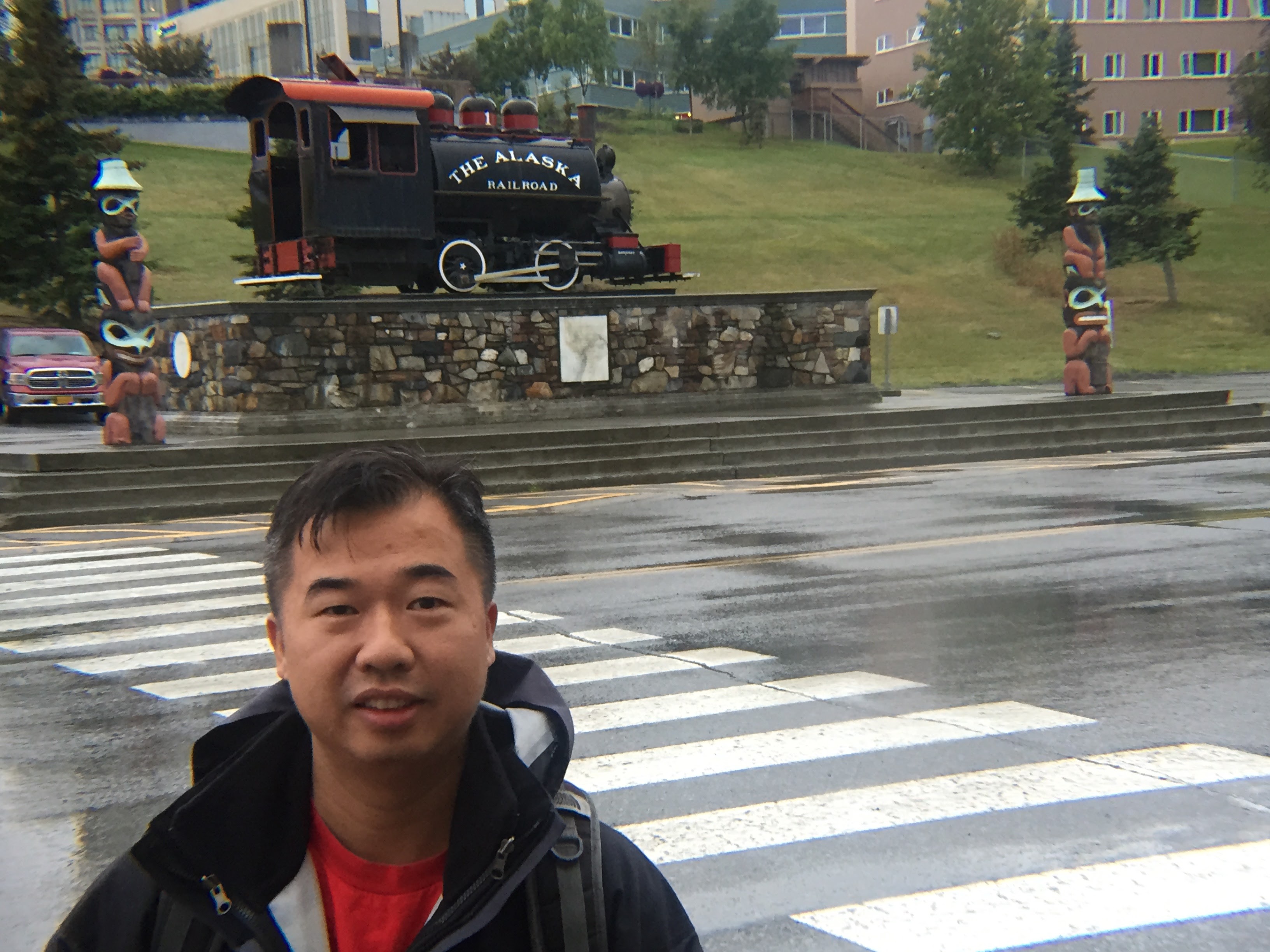 市中心的老火車與圖騰,留下 Anchorage 的第一印象。