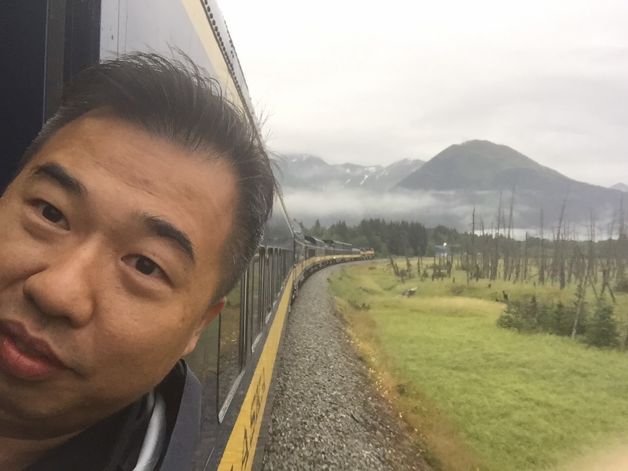 列車在山谷中緩緩轉彎——這一幕,多年以後仍然記得。