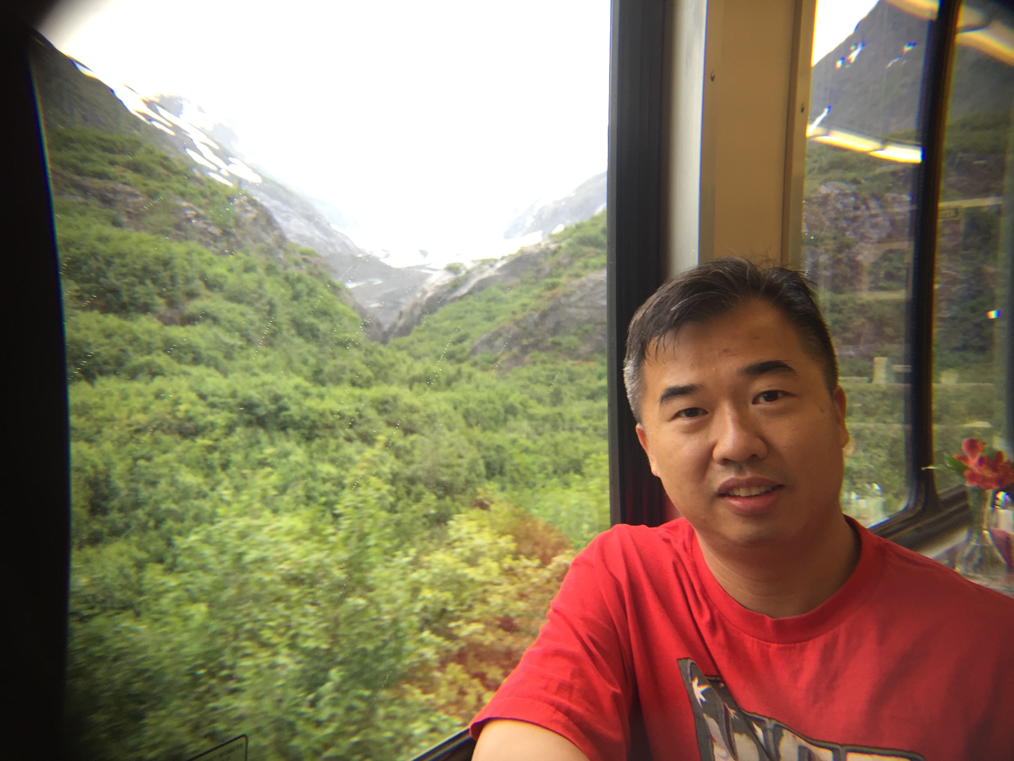旅途中的一張窗邊自拍,身後的風景一路在變。