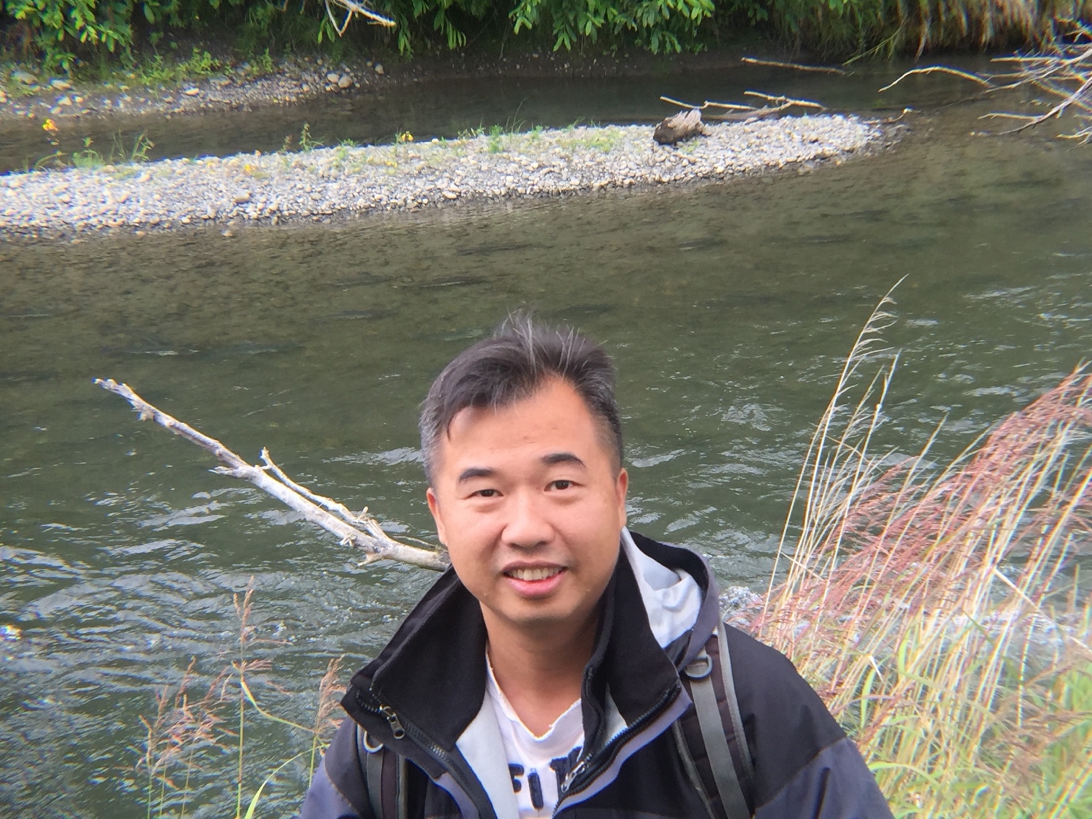 離開城市不遠,身後已經只剩流水與樹林。