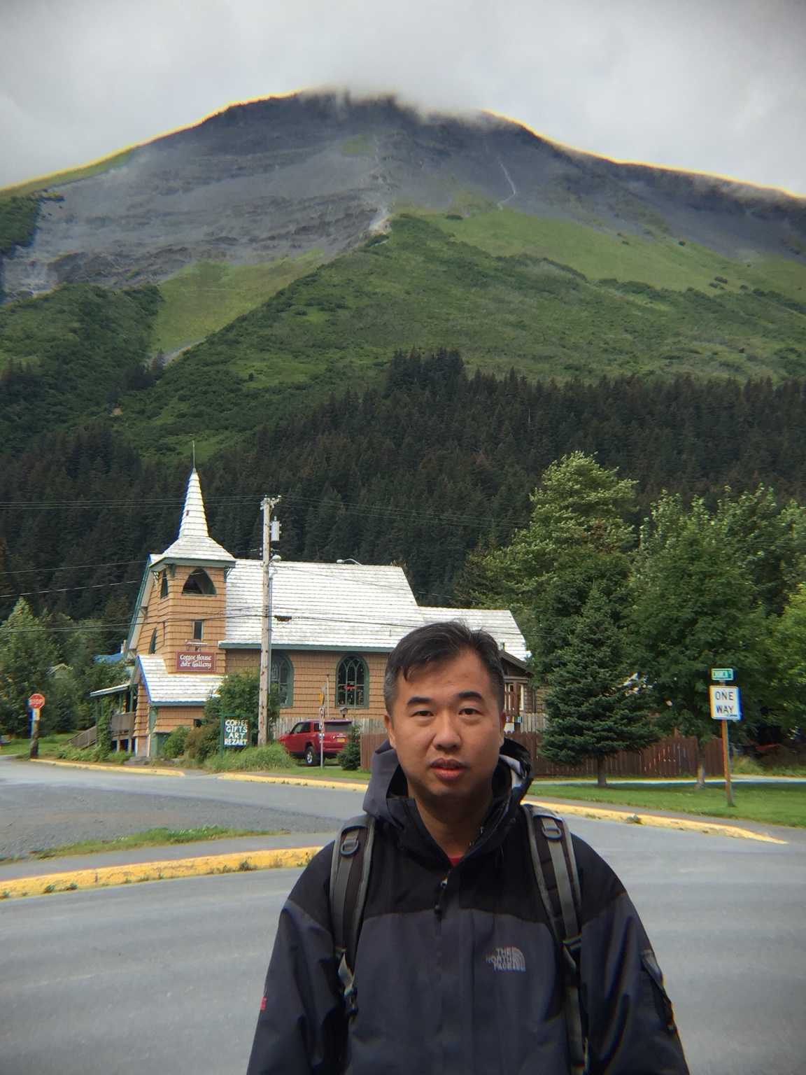 山腳下的教堂,讓 Seward 顯得安靜而遙遠。