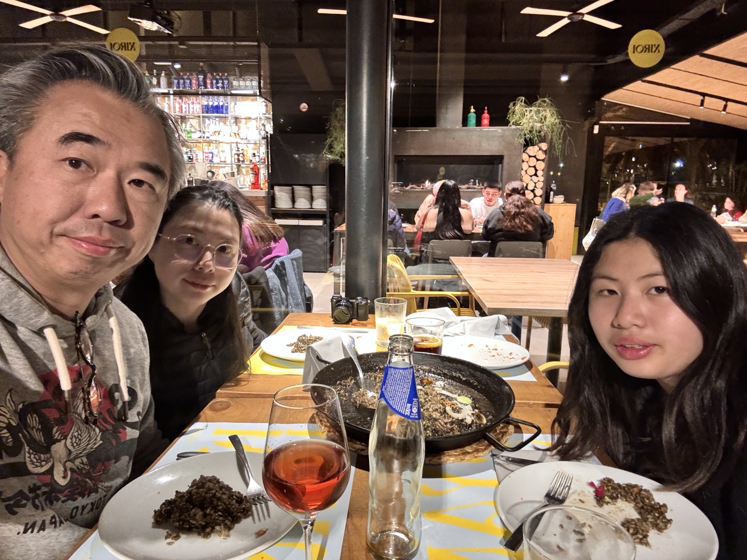一家人在海邊餐廳吃晚餐