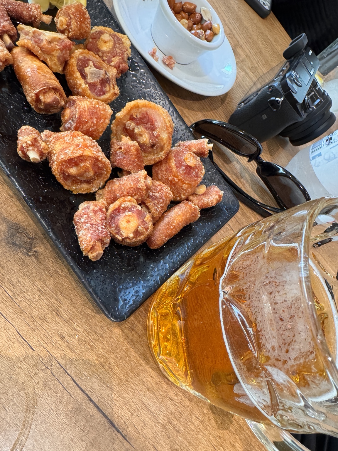 小食與啤酒的餐桌留影
