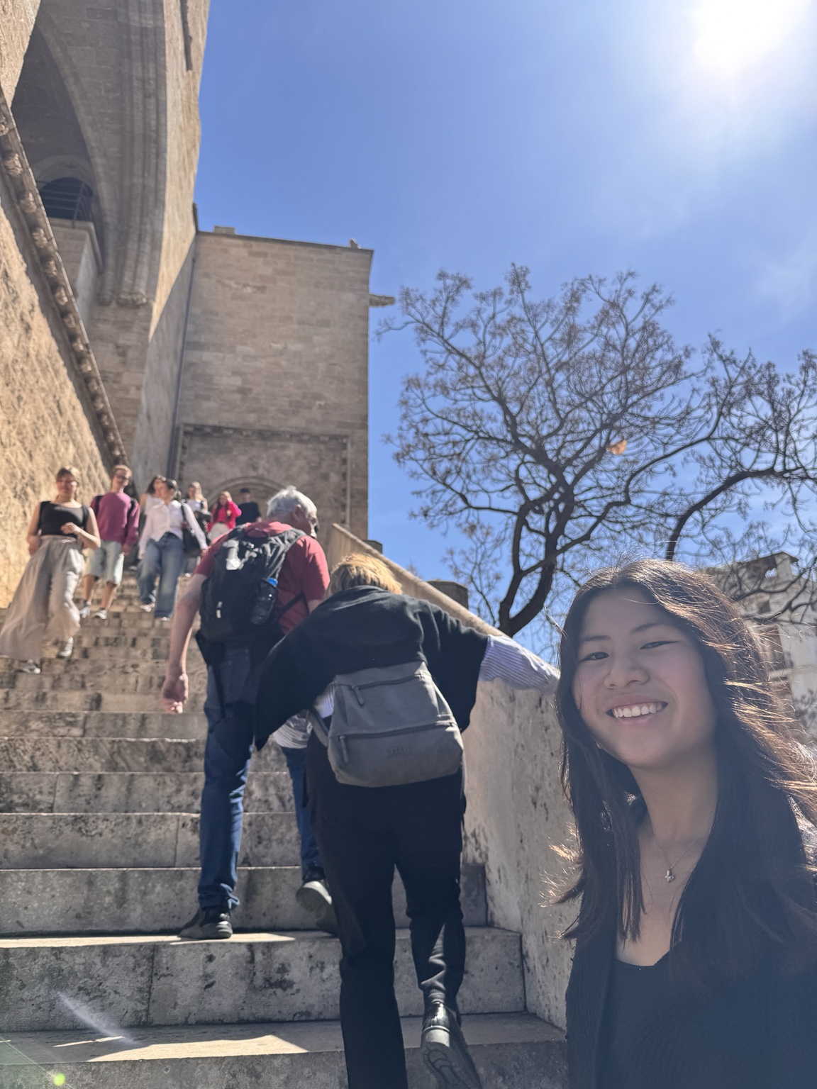 沿塞拉諾塔古老石階向上的旅人